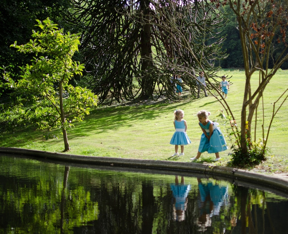 Reflects (3452 visits) Wedding pictures | Children playing with their reflect