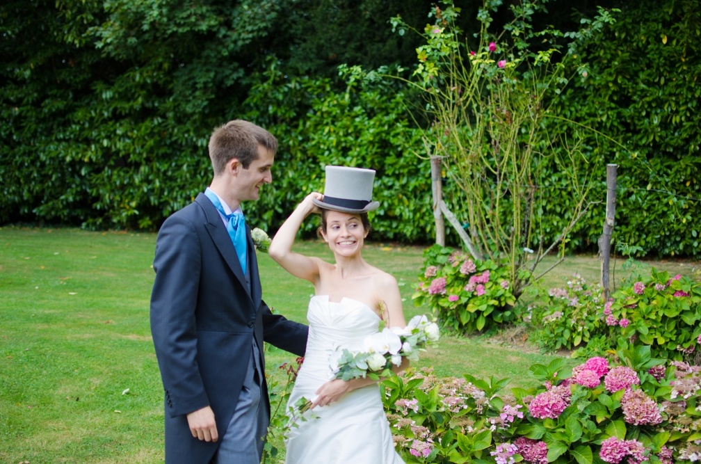 Playing with the groom's hat (3343 visits) Wedding pictures | The bride playing with the groom's hat