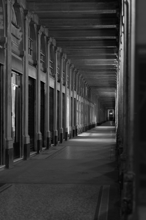 Palais Royal : east corridor (2593 visits) PAris by night | B&W