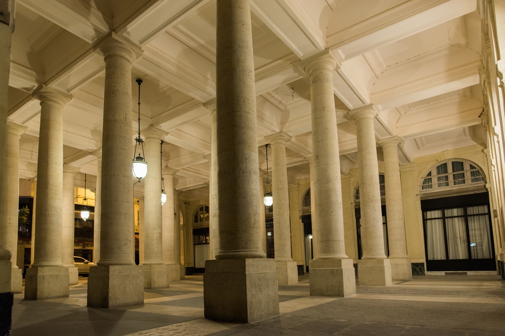 Palais Royal : columns (2759 visits) Paris by night