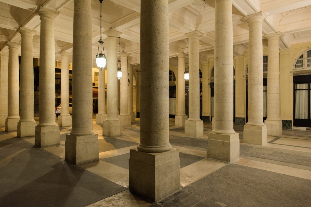 Palais Royal : columns (2837 visits) Paris by night