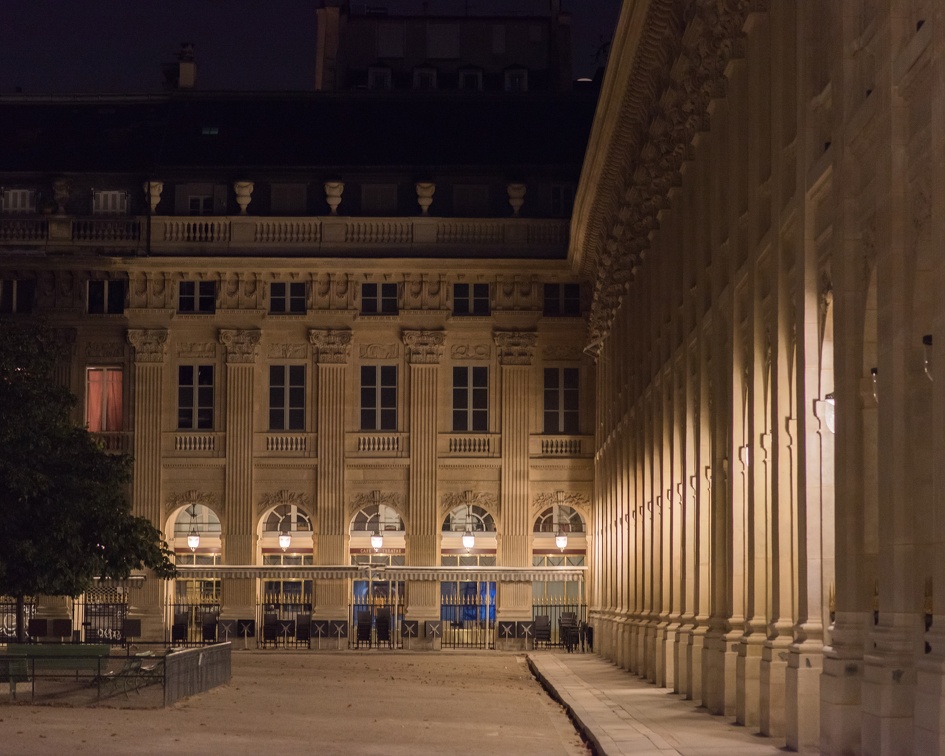 Palais Royal : north a west archway (2712 visits) Paris by night