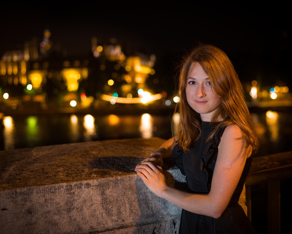 Ania - Along the Seine in front of Hôtel de Ville (3401 visits) Portrait | Paris by night